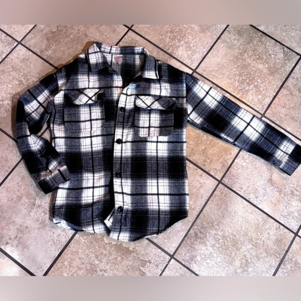 Flannel Black & White Button Down Shirt
Size Medium